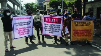 Puluhan korban kasus penipuan trading binary option melalui platform Binomo menggruduk Mabes Polri, Jakarta, Senin (21/2/2022). [Suara.com/Septian]
