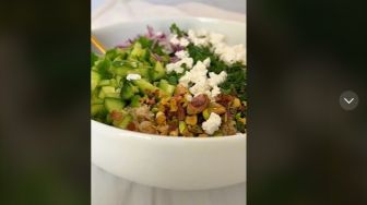Resep Salad Viral Jennifer Aniston, Hidangan yang Selalu Dimakannya Selama 10 Tahun di Serial Friends