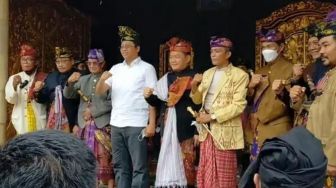 Jenderal TNI Dudung Abdurachman Dapat Gelar Prawireng Jayeng Bhuwane dari Majelis Adat Sasak