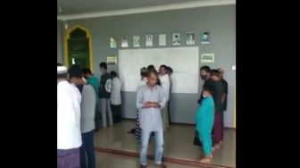 Viral Video Seorang Jemaah Berbeda Kiblat Saat Salat di Masjid Sagulung