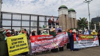 Massa yang tergabung dalam Persatuan Emak-Emak Indonesia (Permindo) menggelar unjuk rasa di depan Gedung DPR, Jakarta Pusat, Senin (21/2/2022). [Suara.com/Alfian Winanto]