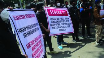 Puluhan korban kasus penipuan trading binary option melalui platform Binomo menggruduk Mabes Polri, Jakarta, Senin (21/2/2022). [Suara.com/Septian]