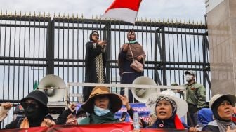 Massa yang tergabung dalam Persatuan Emak-Emak Indonesia (Permindo) menggelar unjuk rasa di depan Gedung DPR, Jakarta Pusat, Senin (21/2/2022). [Suara.com/Alfian Winanto]