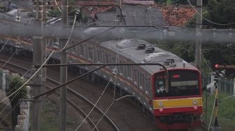 Rangkaian KRL Commuter Line melintas di kawasan Lenteng Agung, Jakarta, Senin (21/2/2022). [Suara.com/Angga Budhiyanto]