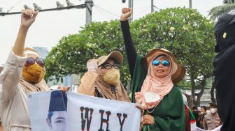 Massa yang tergabung dalam Persatuan Emak-Emak Indonesia (Permindo) menggelar unjuk rasa di depan Gedung DPR, Jakarta Pusat, Senin (21/2/2022). [Suara.com/Alfian Winanto]