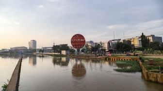 Panorama pemandangan taman Tarum Bhagasasi di Kalimalang, Bekasi, Jawa Barat, Senin (21/2/2022). [Suara.com/Alfian Winanto]