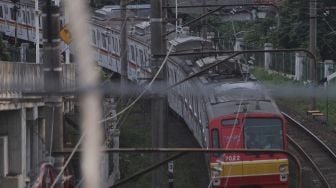 Rangkaian KRL Commuter Line melintas di kawasan Lenteng Agung, Jakarta, Senin (21/2/2022). [Suara.com/Angga Budhiyanto]