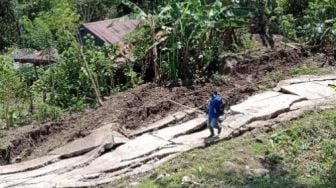 Tanah Bergerak dan Longsor di Lembang Rano Tengah Tana Toraja Rusak Rumah Warga