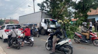 Diduga Supir Mengantuk, Tronton Bermuatan Air Mineral Tabrak Truk di Jalan Raya Sukabumi