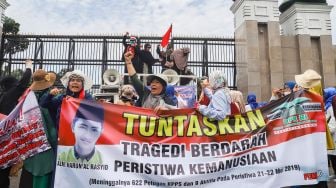 Massa yang tergabung dalam Persatuan Emak-Emak Indonesia (Permindo) menggelar unjuk rasa di depan Gedung DPR, Jakarta Pusat, Senin (21/2/2022). [Suara.com/Alfian Winanto]