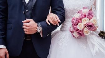 Alami Kecelakaan H-2 Pernikahan, Pengantin Ini Tetap Rias Wajah Meski Luka Masih Basah