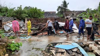Angin Puting Beliung Porak Porandakan Puluhan Rumah di Kabupaten Karawang