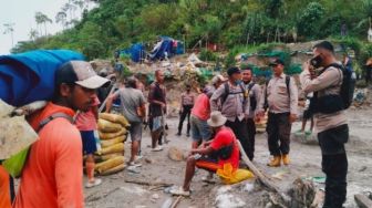 Razia Penambang Emas di Gunung Botak, Wakapolres Pulau Buru: Bakar Semua Tenda, Rusak Semua Peralatan