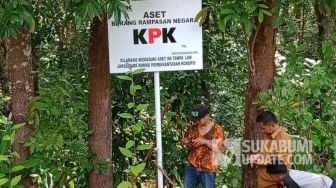 Petugas KPK Datangi Kebun Milik Mantan Ketua Mahkamah Konstitusi Akil Mochtar di Sukabumi