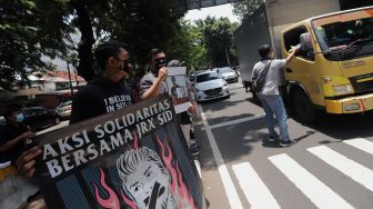 Bagi-Bagi Makanan di Sekitar PN Jakarta Pusat, Outsiders Teruskan Perjuangan Jerinx di Bali