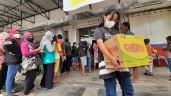 Potret Ratusan Warga Solo Rela Berjam-jam Mengantre demi Dapatkan Minyak Goreng Kemasan