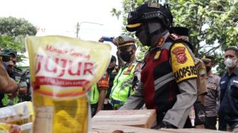 Polisi Awasi Operasi Pasar Minyak Goreng di Sumedang