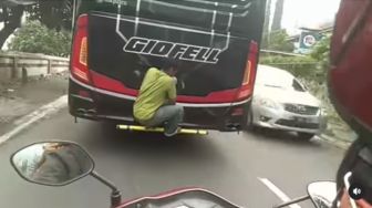 Bak Punya Sembilan Nyawa, Pria Ini Nekat Gelantungan di Bagian Belakang Bus, Warganet: Cita-citanya Jadi Spider-Man