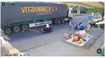 Bikin Jantungan, Viral Video Detik-detik Penyelamatan Balita yang Hampir Ditabrak Truk, Diduga Akibat Ortu Lalai