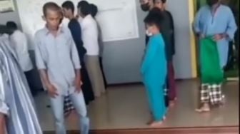 Viral Salat Berjamaah di Masjid Geger, Seorang Jemaah Salah Menghadap Kiblat, Diingatkan Malah Ngamuk