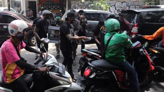 Outsiders Bagi-Bagi Makanan di Sekitar PN Jakarta Pusat, Ingin Teruskan Perjuangan Jerinx