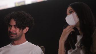 Aktor Reza Rahadian memberikan keterangan pers saat "Press Screening" Film Garis Waktu di Plaza Senayan, Jakarta, Selasa (22/2/2022). [Suara.com/Angga Budhiyanto]