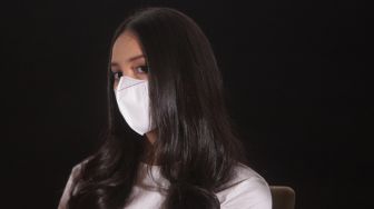 Aktris Anya Geraldine memberikan keterangan pers saat "Press Screening" Film Garis Waktu di Plaza Senayan, Jakarta, Selasa (22/2/2022). [Suara.com/Angga Budhiyanto]