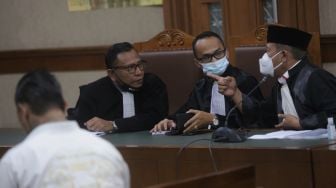 Tim kuasa hukum dari Terdakwa yang juga musisi I Gede Ari Astina atau Jerinx Superman is Dead (SID) mengikuti sidang lanjutan kasus pengancaman melalui media elektronik pada Adam Deni beragendakan pleidoi atau pembacaan nota pembelaan di Pengadilan Negeri (PN) Jakarta Pusat, Jakarta, Selasa (22/2/2022). [Suara.com/Angga Budhiyanto]