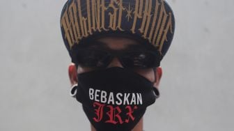 Penggemar musisi Jerinx SID dan band Superman Is Dead (SID), Outsider menggelar aksi solidaritas di Pengadilan Negeri (PN) Jakarta Pusat, Jakarta, Selasa (22/2/2022). [Suara.com/Angga Budhiyanto]