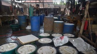 Waduh! Gara-gara Harga Kedelai Impor Naik, Perajin Tahu di Banjarnegara Terpaksa Kurangi Karyawan