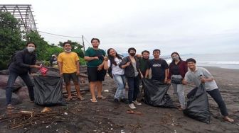 Gerakan Bersih Sampah Plastik di Pantai Padang Galak