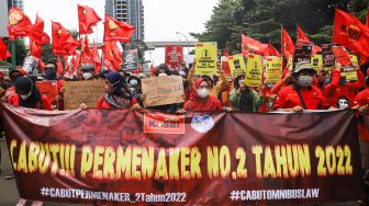 Massa buruh saat menggelar aksi unjuk rasa di depan gedung Kementerian Tenaga Kerja (Kemenaker) di Setia Budi, Jakarta Selatan, Rabu (23/2/2022). [Suara.com/Alfian Winanto]