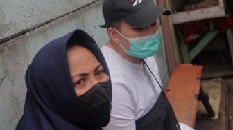 Kakak Angkat Ayu Aulia, Ade (kanan) dan Ibunda Ayu Aulia, Yayang memberikan keterangan pers di kawasan Menteng Atas, Setiabudi, Jakarta, Rabu (23/2/2022). [Suara.com/Angga Budhiyanto]