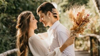 4 Topik yang Wajib Kamu Bicarakan dengan Pasangan Sebelum Menikah, Salah Satunya Keuangan