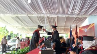 Wisuda Drive Thru Universitas Negeri Gorontalo: Mahasiswa Duduk Santai di Mobil Menunggu Nama Dipanggil