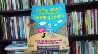 Ulasan Buku Anjing Hitam yang Mengingatkan Seorang Syekh: Memberi Makan Hewan Termasuk Sedekah