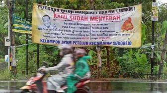 Pasang Foto Soeharto, Peternak Telur Ponorogo Sebar Banner Protes ke Presiden Jokowi