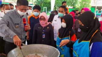 Minyak Goreng Sawit Langka, Tujuh Sekolah di OKU Timur Praktik Buat Minyak Goreng Berbahan Kelapa