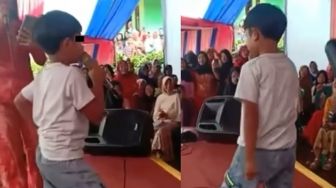 Asyik Nyanyi Dangdut di Panggung, Bocah Ini Tak Malu Joget Heboh Sampai Penonton Malu Sendiri, Warganet Miris: GWS!