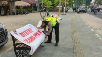 Polisi Tutup Bangku Taman di Kota Jambi agar Tidak Bisa Diduduki, Guna Cegah Penyebaran COVID-19