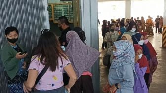 Emak-emak Ini Tak Menyerah Usai Gagal Dapat Minyak Goreng Setelah Tiga Kali Antre Selama Berjam-jam