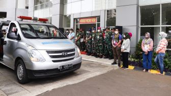 Suasana Upacara Pelepasan salah satu Tenaga Kesehatan (Nakes) yang meninggal akibat Covid 19 di RSDC Wisma Atlet, Jakarta Utara, Rabu (23/2/2022). [Suara.com/Alfian Winanto]