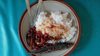 Satu porsi makanan pesanan pelanggan tanpa tempe dan tahu tersaji di salah satu warung di kawasan Jati Padang, Pasar Minggu, Jakarta, Rabu (23/2/2022). [Suara.com/Angga Budhiyanto] 