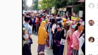 Viral Antrean Warga Baturaja Mengular Berburu Minyak Goreng Murah di Pasar Atas, Warganet: Sedih Ya