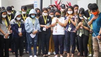 Suasana Upacara Pelepasan salah satu Tenaga Kesehatan (Nakes) yang meninggal akibat Covid 19 di RSDC Wisma Atlet, Jakarta Utara, Rabu (23/2/2022). [Suara.com/Alfian Winanto]