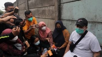 Kakak Angkat Ayu Aulia, Ade (kanan) dan Ibunda Ayu Aulia, Yayang (kedua kanan) memberikan keterangan pers di kawasan Menteng Atas, Setiabudi, Jakarta, Rabu (23/2/2022). [Suara.com/Angga Budhiyanto]