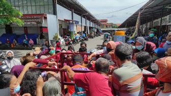 Operasi Pasar Minyak Goreng di Blitar Dikerubuti Warga yang Berebut Jatah