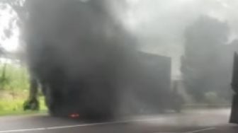 Viral, Truk Tronton Alami Kecelakaan di Tol Jakarta-Cikampek sampai Hangus Terbakar