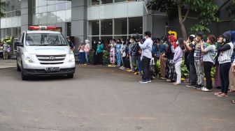 Suasana Upacara Pelepasan salah satu Tenaga Kesehatan (Nakes) yang meninggal akibat Covid 19 di RSDC Wisma Atlet, Jakarta Utara, Rabu (23/2/2022). [Suara.com/Alfian Winanto]