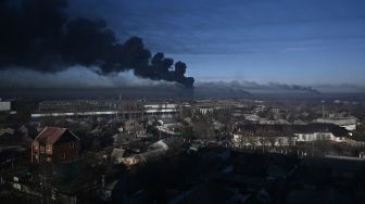 Ledakan terdengar di ibu kota Ukraina, Kyiv, dan kota pelabuhan Mariupol yang terletak di sisi timur Ukraina, pada Kamis (24/2/2022) pagi waktu setempat. [AFP]